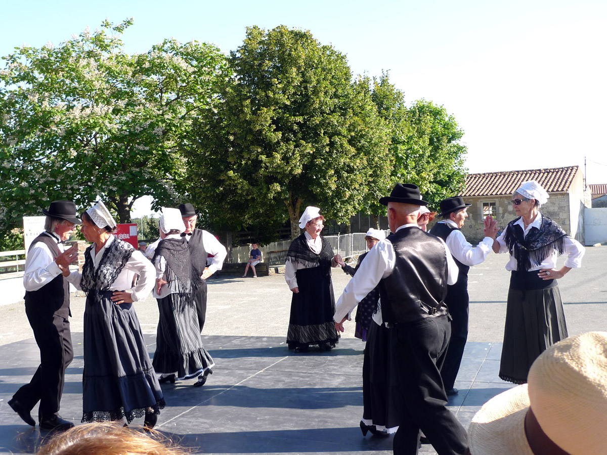 Breton Dancers in Lairoux